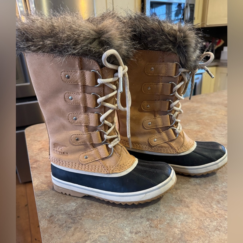 SOREL Joan of Arctic Boots | Size 5 | Tan/Black | Like New Condition